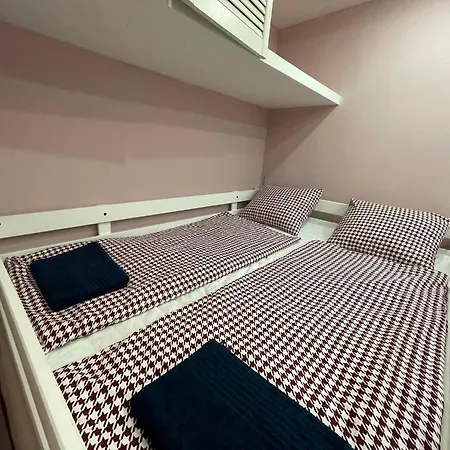 Lägenhet Sapphire - 5 Rooms, 2 Bathrooms *