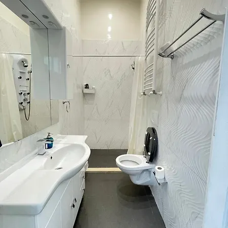 Lägenhet Sapphire - 5 Rooms, 2 Bathrooms *