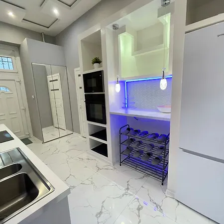 아파트 Sapphire - 5 Rooms, 2 Bathrooms *